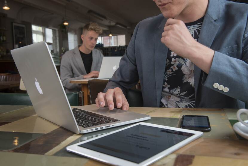 Studenten op een laptop