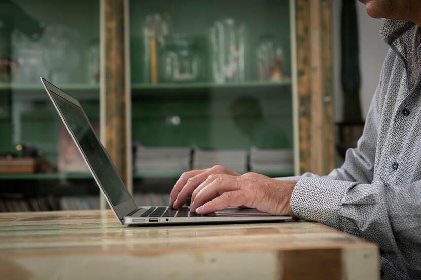 Man werkt op laptop